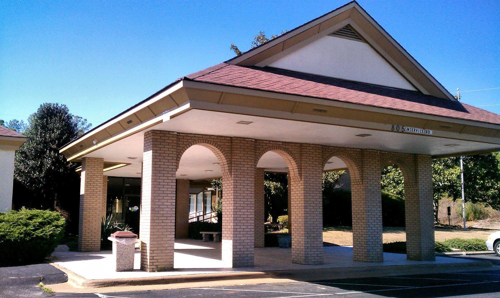 Days Inn & Conf Center By Wyndham Southern Pines Pinehurst Esterno foto